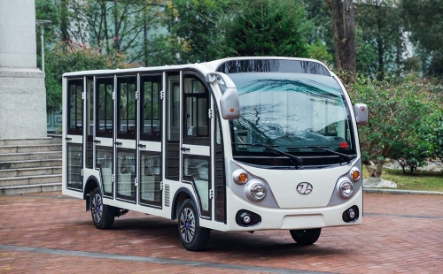 駕駛電動(dòng)觀光車時(shí)一定要注意速度